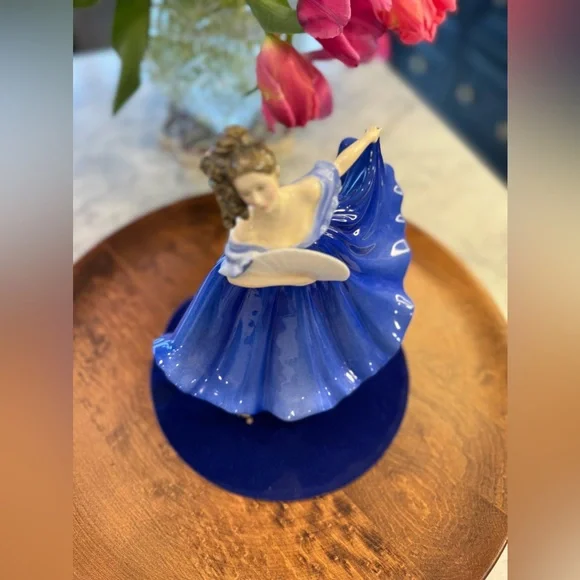 Royal Doulton figurine “Elaine”. Pretty Ladies fine bone china. - Picture 8 of 8